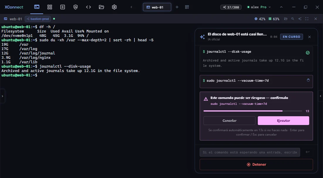 El agente de IA revisa un disco lleno en web-01 y pide confirmación antes de journalctl --vacuum-time=7d